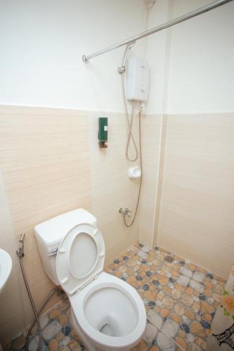 a bathroom with a toilet and a shower at RGE Hotel in Belen