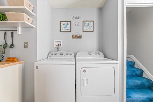 a laundry room with two washer and dryer at Ohio City 4 Bed 3 TV Free Parking Mins to DT in Cleveland