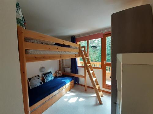 une chambre avec un lit superposé et une échelle dans l'établissement Appartement 2 pièces proche télécabine, 4 personnes, parking gratuit - FR-1-561-145, à Valfréjus