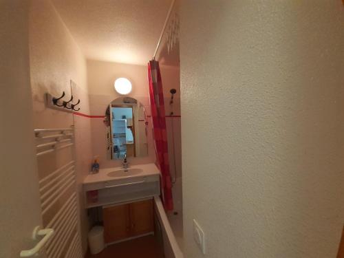 une salle de bain avec un lavabo et un miroir dans l'établissement Appartement 2 pièces proche télécabine, 4 personnes, parking gratuit - FR-1-561-145, à Valfréjus