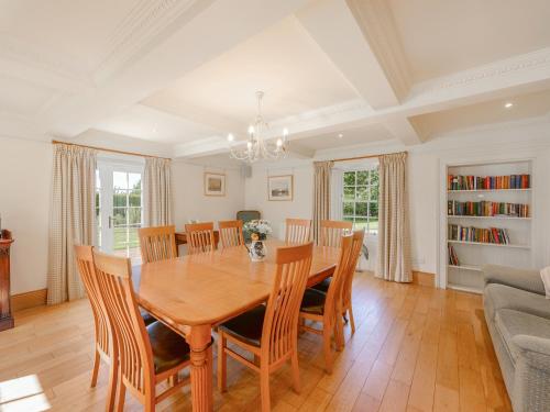 ein Esszimmer mit Tisch und Stühlen in der Unterkunft Winton Cottage - Uk50380 in Pencaitland