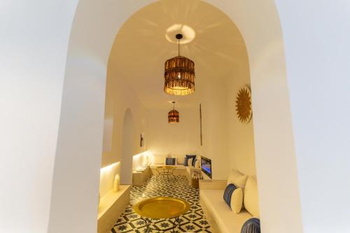 a room with an archway with a table in the middle at NJ House in Tangier