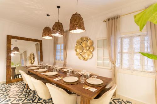a dining room with a long table and chairs at NJ House in Tangier