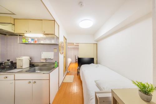 Ikebukuro 8 min walk, Kanamecho 6 min walk, 25sqm room, 3 guests, Direct access to Shinjuku, Shibuya, Tokyo, Ueno, 3 single beds