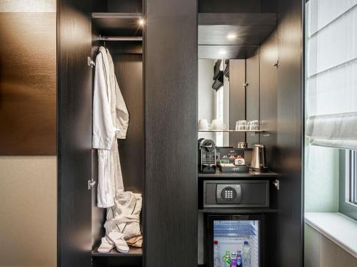 Habitación con cocina con encimera y habitación con cocina en Mercure Amsterdam Sloterdijk Station, en Ámsterdam