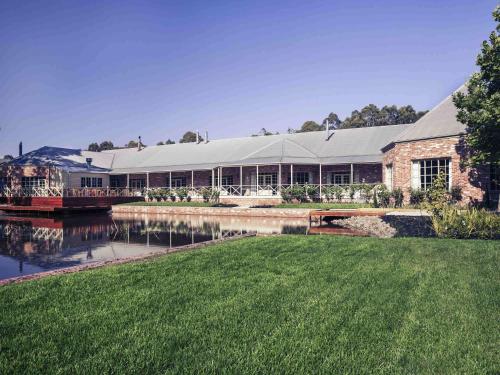 un grande edificio con un fiume di fronte di Mercure Ballarat Hotel & Convention Centre a Ballarat