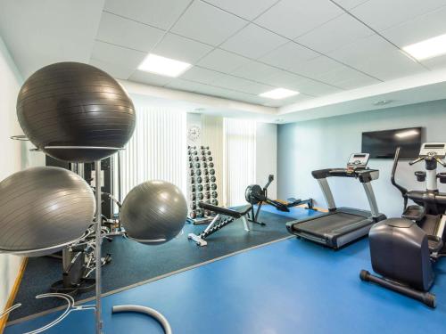 a gym with several treadmills and exercise bikes at ibis Styles Crewe in Crewe