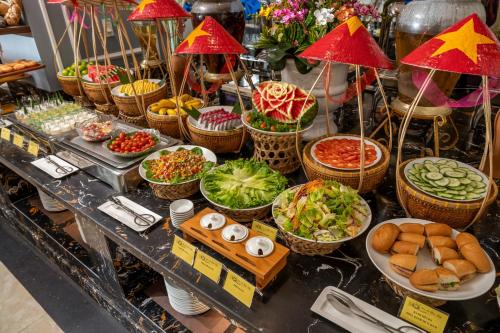 Un buffet de comida en cestas sobre una mesa. en Hoi An Blue Sky Boutique Hotel & Spa, en Hoi An