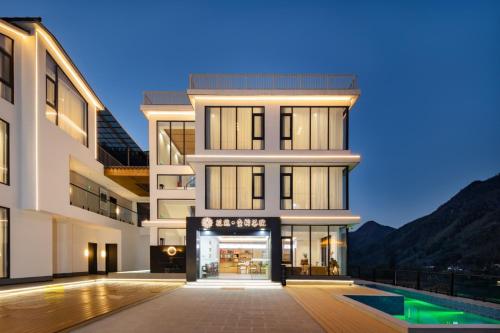 aominium building with a view of the mountains at Flower Hotel Jingxian Yishu Tea House in Xuancheng