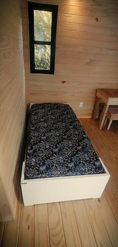 a small room with a bed in a tiny house at Mapuche de Puntanegra in Punta Colorada