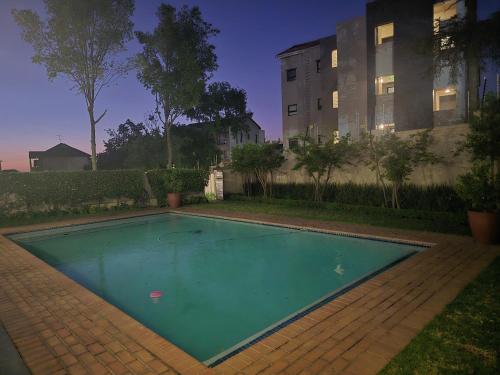 Πισίνα στο ή κοντά στο Stylish Bachelor Pad in the Heart of Fourways