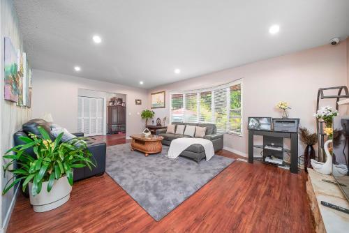 una sala de estar con un sofá y una mesa en Dreamy Garden Arch Spot Cozy 3Bedroom Villa near the Beach, en Surrey