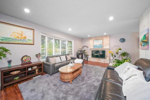 una sala de estar con un sofá y una mesa en Dreamy Garden Arch Spot Cozy 3Bedroom Villa near the Beach, en Surrey