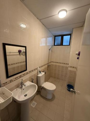a bathroom with a toilet and a sink and a shower at Cameron Prima Villa Homestay in Tanah Rata