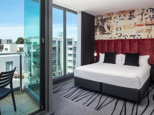 Postel nebo postele na pokoji v ubytování Novotel Geelong