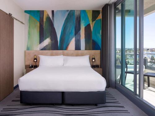 Postel nebo postele na pokoji v ubytování Novotel Geelong