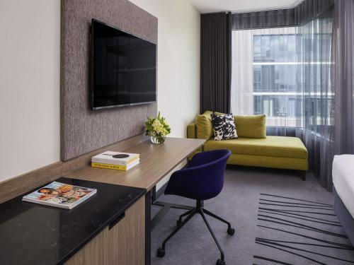 TV a/nebo společenská místnost v ubytování Novotel Geelong