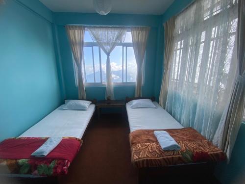 En eller flere senge i et værelse på Sadamo Homestay