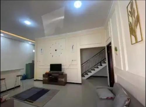 Et tv og/eller underholdning på Villa Jenggala Batu Private Pool 3 Bedroom