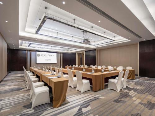 a conference room with a large table and chairs at Pullman Changshu Leeman in Changshu