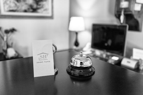 a phone sitting on a desk with a sign on it at Sweet Home in Treviso