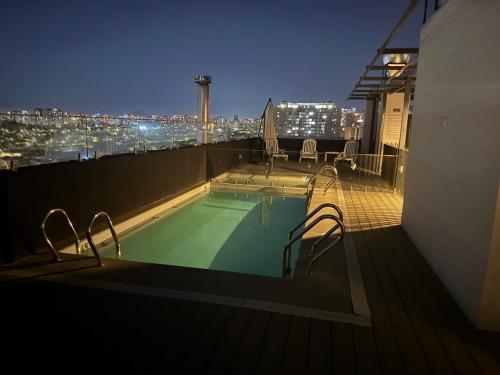 a swimming pool on the roof of a building at Departamento en Maule, cerca Estadio Nacional y metro Ñuble in Santiago