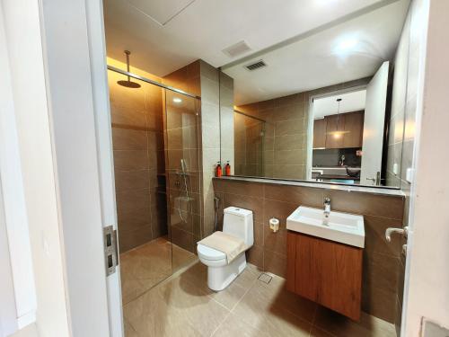 une salle de bain avec toilettes, lavabo et douche dans l'établissement Grand Medini Cozy Studio 100mbps Netflix BySTAY, à Nusajaya