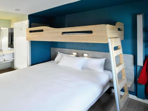 a bunk bed with a ladder in a room at Ibis Budget Le Havre Les Docks in Le Havre