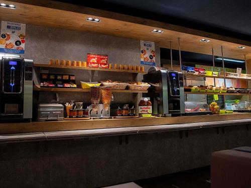 a counter of a fast food restaurant with a counter at Ibis Budget Le Havre Les Docks in Le Havre