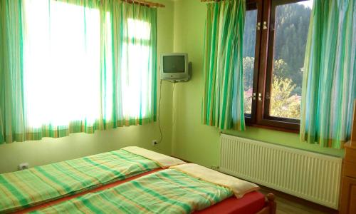 - une chambre avec un lit et une fenêtre dans l'établissement Guest House Lorian, à Madzhare