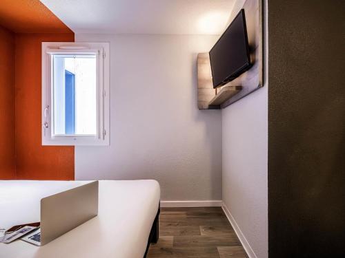 Ibis Budget Perpignan Sudにあるテレビまたはエンターテインメントセンター