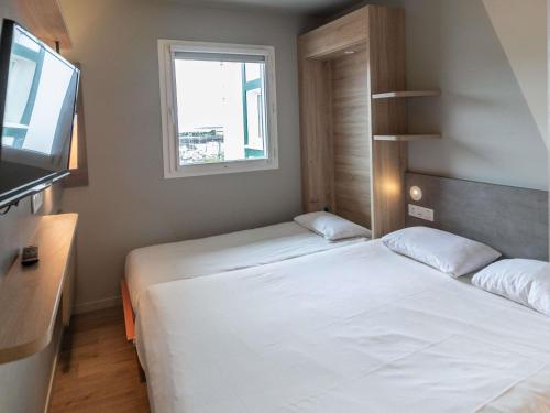 Ένα ή περισσότερα κρεβάτια σε δωμάτιο στο ibis budget Ciboure St-Jean-Luz