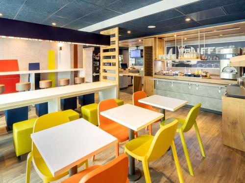 Una cocina o cocineta en Ibis budget Les Sables d'Olonne