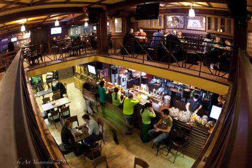 an overhead view of a crowd of people at a bar at Hotel-Boutique Stone in Yoshkar-Ola