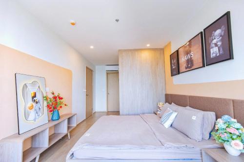 a bedroom with a bed and flowers on the wall at The Song Boutique Aparment - Căn hộ Anh Kiet Home in Vung Tau