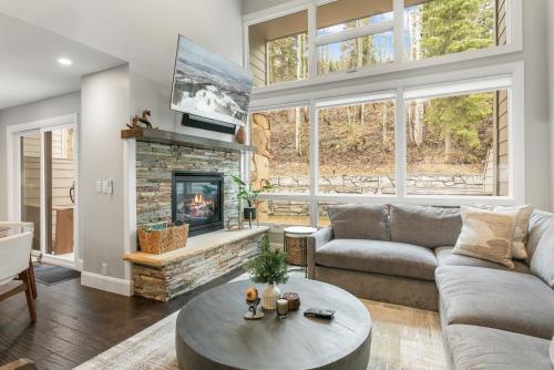 een woonkamer met een bank en een open haard bij 1158 - Three Bedroom Deluxe Stonebridge condo in Park City