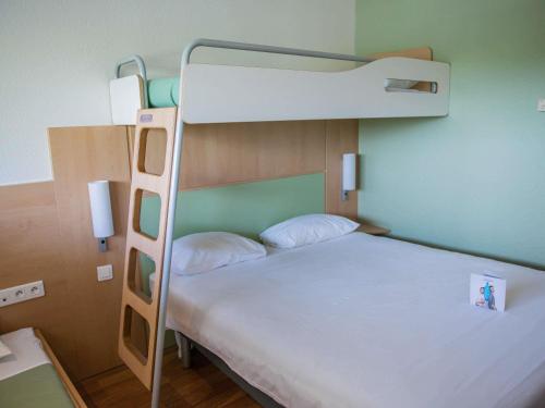 Ένα ή περισσότερα κρεβάτια σε δωμάτιο στο ibis budget Site du Futuroscope