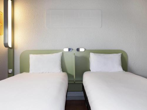 Ένα ή περισσότερα κρεβάτια σε δωμάτιο στο ibis budget Goussainville Charles de Gaulle