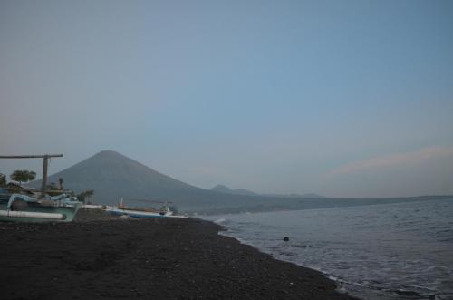 a boat on the shore of a body of water at Rivera Beach in Amed