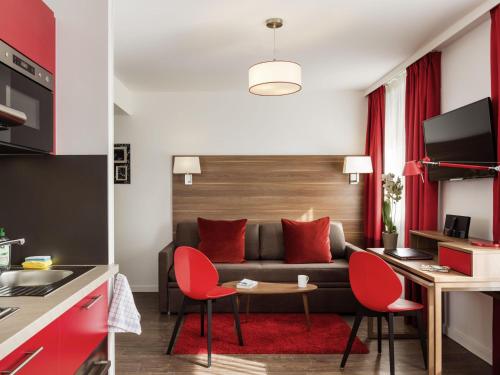 Μια τηλεόραση ή/και κέντρο ψυχαγωγίας στο Aparthotel Adagio La Defense Courbevoie