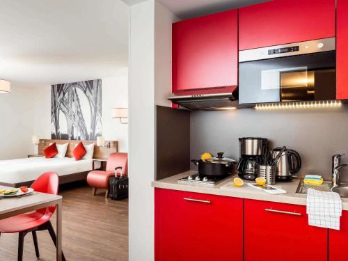Η κουζίνα ή μικρή κουζίνα στο Aparthotel Adagio La Defense Courbevoie