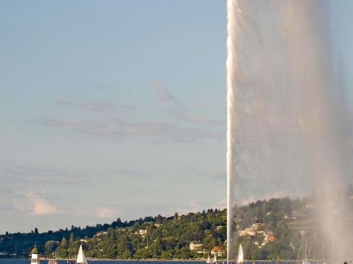 a fountain in the middle of the water at hotelF1 Genève Aéroport Ferney in Ferney-Voltaire