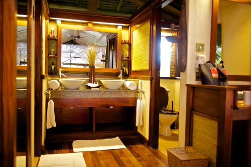 Televisyen dan/atau pusat hiburan di Samburu Intrepids Tented Camp