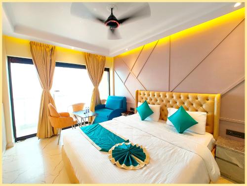 Un pat sau paturi într-o cameră la Front Sea ! View Hotel New Dreamland Resort Near Sea Beach And Jagannath Temple - Elegantly Designed Sea Facing Rooms With Attached Balcony!