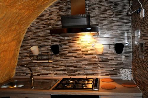 ナポリにあるLittle Houseのレンガの壁、シンク付きのキッチン