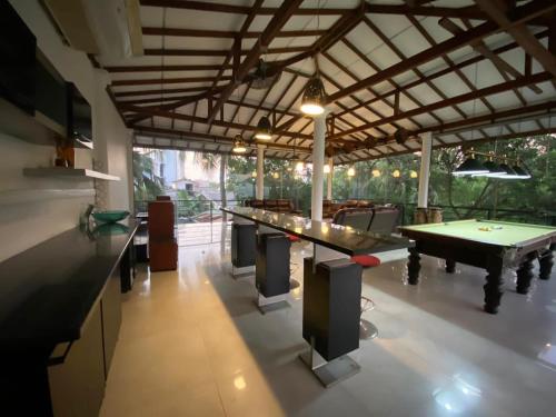 a room with a pool table and a ping pong table at Villa Mana - Colombo, Sri Lanka in Kirillapone