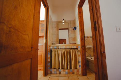 聖維托羅卡波的住宿－SanvitoTour - Le Terrazze，带淋浴和盥洗盆的浴室