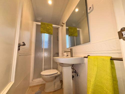 Ένα μπάνιο στο Rooms Carlos - junto a Plaza Mayor