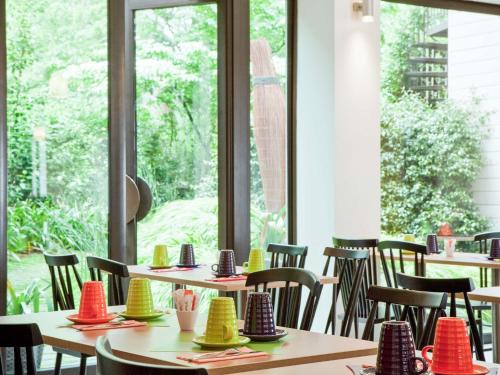 a room with tables and chairs with hats on them at ibis Styles Paris Mairie de Montreuil in Montreuil