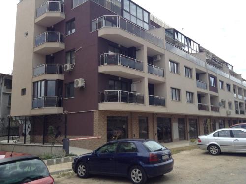 un edificio con auto parcheggiate di fronte di Apartment Sredetz a Sofia